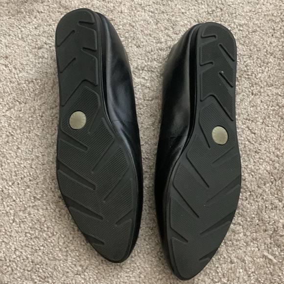 Kelly & Katie Black Leather Flats - Picture 4 of 7